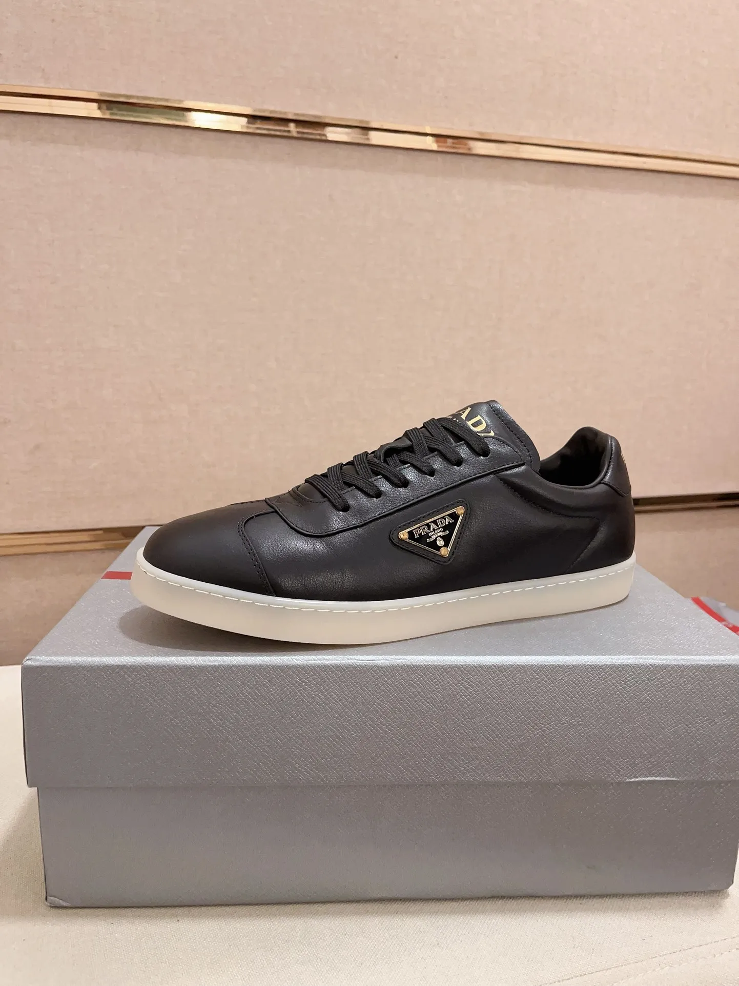 Men's Men's Shoes 💰 500💰 ✔️✔️✔️Higher version High-quality new PRADA (Prada) counters are launched simultaneously. The new men's shoes and 😘fabrics are made of high-tech glue-making technology. Lining: Full cowhide lining. 👍🏿 High-end ☄️ air-cushion molded anti-slip rubber outsole, exquisite lines, simple and elegant, comfortable and high-end for leisure travel. Code number: 38 to 44 (45 can be customized and cannot be returned or exchanged)